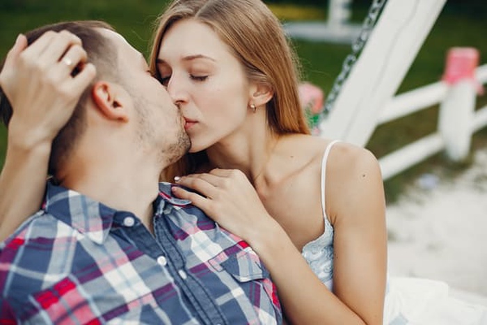 Incontri per persone con HSV/HIV/HPV a Roma, Italia