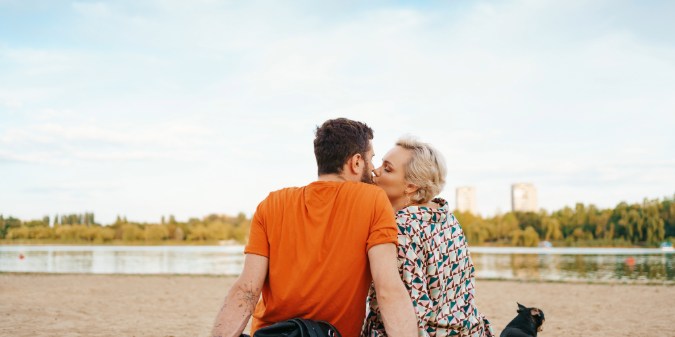 couple kissing