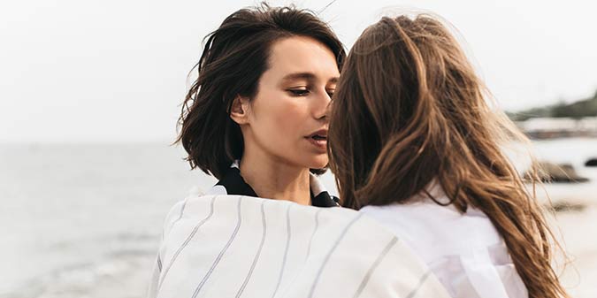 Lesbians with Herpes: Honest Guide to Dating, Love & Relationships